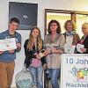 (ts)   Mit einem Gewinnspiel feierte das Schweinfurter Nachhilfe-Institut queo zehnjähriges Bestehen. Die Bilanz von Inhaber Mario Guerra und dessen Team in dieser Zeit: rund 80 Lehrkräfte, die in über 30 000 Unterrichtsstunden mehr als 900 Schülern zum Erreichen ihrer Lernziele verhalfen. Zum Jubiläum des Instituts durften die Schüler schätzen, wie viele Bonbons sich in einem großen Glas befinden. Im Bild zu sehen die Preisübergabe mit (von links) Rechtsanwältin Christiane Michal-Zaiser, Philipp Schömig (Gewinner des 2. Preises, eines Gutscheines über 10 Gratis-Unterrichtsstunden), Malou Barth (Gewinnerin des 1. Preises, eines Samsung Galaxy S5 Smartphone), EU-Abgeordnete Kerstin Westphal, die die Preise überreichte, die beiden Queo-Mitarbeiterinnen Elke Dechant und Heike Herold sowie Queo-Inhaber Mario Guerra.