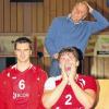 Lautsprecher: Neben Maximilian Fröhlich (vorne links) gibt Johannes Förster (rechts) den Einpeitscher bei den Jubelgesängen. Trainer Raimund Wagenhäuser ist die Erleichterung nach dem Sieg anzusehen.