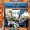 Zuerst kommt die Müllabfuhr: Dann wird der Plastikmüll getrennt und sortiert.