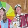 Schrilles Gotteslob: Begeistert zeigten sich die Zuhörer vom Mitmach-Konzert des Liedermachers Johannes Matthias Roth in der Dreieinigkeitskirche. Bei der Seefahrt auf dem (Kirchen-)Schiff spielte er Akkordeon und trug die Kapitänsmütze, unterstützt von Tochter Christianna.