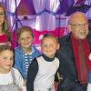 Gratulation: Mit der jüngsten Urenkelin Mathilda auf dem Schoß und einigen der 15 Enkel, (von links) Amelie, Elias, Felicitas und Leonie, nahm Jubilar Hans Sachs die Glückwünsche der großen Familie und der vielen Freunde entgegen.