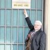 Rätselhafte Schrift: Willi Dürrnagel weiß, was es mit dem verkratzten Schild in der Augustinerstraße auf sich hat. HEIKE THISSEN