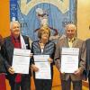 (ds)   Der Präsident der Handwerkskammer, Hugo Neugebauer (rechts), und Birgit Hartbauer (links), Obermeisterin der Friseurinnung Würzburg, zeichneten drei Friseurinnen und zwei Friseure mit dem Goldenen Meisterbrief für 40 und 50 Jahre Meistertitel aus. Beim Seniorenstammtisch der Innung bekam Gunther Goldmann aus Würzburg (Zweiter von links) eine Urkunde für 40 Jahre, sowie Ingeborg Böhm aus Waldbüttelbrunn (Mitte) und Horst Walter aus Teilheim (Zweiter von rechts) eine Urkunde für 50 Jahre überreicht. Diese Auszeichnung ist „kein Zeichen von Alter, sondern von Erfahrung“, so Hugo Neugebauer. Seit 40 Jahren sind außerdem Christel Holzinger und Marianne Prüller aus Würzburg Meister.