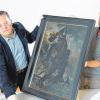 Schrecken des Krieges: Museumsdirektor Damian Dombrowski (links) und Mitarbeiter Markus Maier beim Hängen der Reimann-Ausstellung im Martin-von-Wagner-Museum.