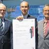 Dr. Peter Kraft nahm stellvertretend für das Transit-Stroke-Netzwerk den Hentschel-Preis 2014 entgegen. Ihn umrahmen Prof. Christoph Reiners, Ärztlicher Direktor des Uniklinikums (links), und Günter Hentschel, der Gründer der Stiftung „Kampf dem Schlaganfall“.
