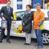 (mad)   Haribo macht Kinder froh und Erwachsene ebenso. Der alte Werbeslogan trifft auf jeden Fall auf Brigitte Endres (Mitte) aus Hohenroth zu, die bei dem Gewinnspiel der Firma in Verbindung mit Tegut den einzigen Preis, einen Opel Adam, gewonnen hat. „Bisher hatte ich erst ein Fahrrad gewonnen“, freute sich die Frau, die das Los auf den letzten Drücker in die Box im Tegut-Laden geworfen hatte. Die Freude war bei der Übergabe riesengroß, denn Brigitte Endres kann das Auto gut gebrauchen. Sie wird den Opel als Zweitwagen nutzen, mit dem sie künftig jeden Tag zu ihrer Arbeitsstätte nach Maria Bildhausen fahren wird. „Das ist für mich und meinen Mann ein vorgezogenes Weihnachtsgeschenk.“ Im Sommer führte die Firma Haribo in allen Tegut-Märkten in Deutschland das Gewinnspiel durch. Deren zentraler Betreuer Andreas Eichberger (links) freute sich, den Preis der Gewinnerin auszuhändigen. Mit ihr freute sich auch die Markt-Inhaberin Claudia Leier: „Es ist wunderbar, dass die Gewinnerin aus Hohenroth kommt.“