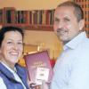 Erinnerung: Judith und Hans-Jürgen Fischer mit dem Familienbuch, das ihnen bei der Hochzeit in Zschopau übergeben wurde, und Judiths altem DDR-Führerschein.