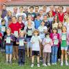 Medaillenregen: 38 goldene, 39 silberne und sechs bronzene Mehrkampfabzeichen wurden beim Gemeindesportfest in Unsleben errungen. Das Foto zeigt die erfolgreichen Sportlerinnen und Sportler mit (von links) Bürgermeister Michael Gottwald und dem Vorsitzenden des TSV Unsleben, Hans Ludwig Bonfig.