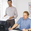 Steffen Siegert (am Schreibtisch) ist neuer Konrektor an der Josef-Schmitt-Realschule in Lauda; hier mit Rektor Jochen Groß.