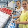 Erst kassieren, dann studieren: Die zwei Ferienjobberinnen Regina Leimeister (vorne) und Johanna Gebert verpacken im Braun-Werk von Procter & Gamble (P & G) Mundduschen – und verdienen dabei natürlich auch Geld.