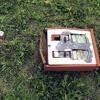 Wo gehört er hin? Dieser aufgebrochene Automat wurde auf einem Flurweg zwischen Klein- und Großlangheim gefunden. Die Polizei will nun herauszufinden, wo er ursprünglich hing.