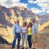 Todesurteil Hirntumor: Die schwerkranke Brittany Maynard (Zweite von rechts) nahm sich das Leben. Das Foto zeigt die 29-Jährige mit ihrer Familie beim Besuch des Grand Canyon – damit erfüllte sie sich vor kurzem einen letzten Wunsch.