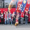 Vor dem Bayern-Bus: die „Fan-Elf“ des TSV Duttenbrunn mit (von links) Benjamin Knorr, Yvonne Williams, Jürgen Bauer, Tobias Fuchs, Markus Bauer, Werner Droll, Steffan Konrad, Stefanie Droll, Matthias Ehehalt, Kevin Williams und vorne Andreas Brückner.