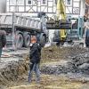 Unerfreulicher Fund: An der neuen Querverbindung zwischen Hauptstraße und Bauerngasse baggern Arbeiter eine Güllegrube aus.