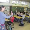 Deutsch mal anders: LTTA-Artistin Peggy Hoffmann (links), zuständig für Erzählkunst und Schauspiel im Fach Deutsch, bei ersten Übungen mit den Schülerinnen und Schülern der Klasse 5 a. Im Fokus – der Aufbau und das Schreiben einer Fantasiegeschichte. Zu den Zuhörern zählten (hinten von links) Präsident Leonhard Riegel, Rektorin Martina Rottmann und Projekt-Leiterin Petra Weingart.