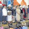 (kri)   Mit dem Schwank „Wie die Schildbürger ihren Bürgermeister wählten“ von Erich Kästner begeisterten die Schüler der Klasse 2a der Grundschule in der Stadtbücherei. Mit den Vorbereitungen begonnen hatten die Lehrerin Simone Klier-Rützel und ihre Klasse bereits Ende des vergangenen Schuljahres. Mit Unterstützung der Büchereimitarbeiterinnen Annemarie Zillober, Christiane Schiller und Hilde Liepold wurde ein passender Text gesucht, das Bühnenbild entworfen und gestaltet. Dabei durften die Schüler tatkräftig mithelfen. Pappe und weißes Laken wurden mit Pinsel und Wachsmalkreide bemalt, bis sie zur perfekten Kulisse für die Schildbürger in Eibelstadt wurden. Für die musikalische Untermalung hatte Klier-Rützel ein altes Volkslied umgedichtet, das mit Gesang und Trompete jeden Szenenwechsel begleitete. Theaterspieler und Besucher konnten sich anschließend zurücklehnen und beim Bilderbuchkino entspannen. Mit „Theodor trödelt“ und „Leon Pirat“ gab es spannende Abenteuer mitzuerleben.Foto: SUSANNE NEFZGER