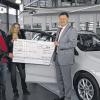 (ppe)   Beim Familientag anlässlich der Vorstellung des 2er BMWs im Autohaus Tief-Dörfler kamen 500 Euro zusammen, die das Johanna-Kirchner-Haus der Arbeiterwohlfahrt (AWO) in Marktbreit erhält. Die Einrichtung hat mit der Paracelsus-Universität Salzburg ein Therapieprogramm erarbeitet, um junge Menschen zu unterstützen, erklärte laut Mitteilung die stellvertretende Leiterin Ulrike Schürger. Immer mehr Jugendliche hätten Probleme mit ihren Gefühlen, Gedanken und ihrem Verhalten. Nach meist langen Klinikaufenthalten gibt es für die Betroffenen dort keine weitere Möglichkeit mehr auf weitere Behandlung, so dass Übergangseinrichtungen wie die der AWO die weitere Therapie übernehmen müssen, um sie wieder in die Gesellschaft zu integrieren. Die Kosten dafür sind allerdings nicht über die Sozialhilfe abgedeckt. Die Spende soll ein Beitrag dafür sein. Auf dem Foto (von links) Franz Bernitzky (Heimleiter), Ulrike Schürger und Christof Braterschofsky vom BMW-Autohaus.