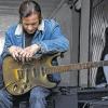 Auch Lieblingsgitarre „Goldie“ ist verkokelt: Donny Vox musste am 30. Oktober mit ansehen, wie sein Studio mit all den Vintage-Gitarren, Verstärkern und mit der elektronischen Band-Ausrüstung in Flammen aufging.