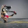 Kopfüber ins Vergnügen: Ein Breakdance-Workshop ist im Ferienangebot des Landkreises.