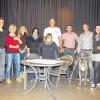 Gut gelaunte Truppe: Neben Hahn Otto, dem einzigen Zeugen des Mords im Hühnerstall, freut sich auch das Theater-Maskottchen Akari (vorne rechts) auf die Vorstellungen der Theatergruppe Stockheim. Im Bild (von links) Jürgen Schwanzer, Daniela Streit, Sophia Then (Souffleuse), Katja Nöth, Thea Triftshäuser, Udo Diemer, Jürgen Streit, Daniel Stapf und Linda Hartmann.