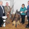 Die Macher der Ausstellung: Bürgermeister Thomas Eberth (rechts) und die Initiatoren (von links) Rainer Schmitt, Klaus-Dieter Krüger und Friedelinde Söhnlein präsentieren einige Exponate der Ausstellung, die ab dem 7. November im Rathaus zu sehen sein wird.