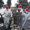 Sicherheit geht vor: Mit Helm, Mundschutz und Schutzanzügen gehen die Arbeiter zu Werke, die derzeit die Brandruinen am Busbahnhof von Brandschutt räumen, bevor die Gebäudereste abgerissen werden.