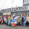 (amk)   Auf Einladung des aus Lohr stammenden Fernsehproduzenten Hermann Joha besuchten Mitarbeiter der Lohrer Tafel seine Firma action concept Film- und Stuntproduktion in Köln-Hürth. Bei einem Rundgang durch die Studios wurden ihnen die verschiedenen Tricks gezeigt, die bei Film- und Fernsehproduktionen angewandt werden. Die Tafelmitarbeiter bekamen auch einen Einblick, wie Filme geschnitten und vertont werden. Seit 1996 wird dort unter anderem die Serie „Alarm für Cobra 11“ produziert. Weitere Programmpunkte waren eine Altstadtführung durch Köln sowie eine Schifffahrt auf dem Rhein.Foto: Joha