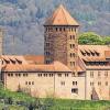 Beleuchtung: Schon lange wird diese Seite des Gemäuers an zwei Abenden in der Woche beleuchtet. Nun möchte der Stadtrat auch die gegenüberliegende, vom Sinngrund aus sichtbare Seite illuminieren.