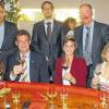 Feierstunde im Winzerkeller Homburg: Vor 80 Jahren wurde hier die Winzergenossenschaft gegründet. Sitzend von links: Artur Steinmann, Präsident des fränkischen Weinbauverbandes, Vorstandsvorsitzender Andreas Schneider, die fränkische Weinkönigin Christin Ungemach und die Homburger Weinprinzessin Linda Dornbusch; stehend: Hauptkellermeister Christian Baumann, stellvertretender Bürgermeister Manual Helmanowicz und Aufsichtsrat Hans Dornbusch.