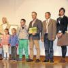 (sw)   Die Silbermedaille im Bezirksentscheid „Unser Dorf hat Zukunft – Unser Dorf soll schöner werden“ hat sich am Wochenende Mainstockheims Bürgermeister Karl-Dieter Fuchs (4. von links) zusammen mit seinen Mainstockheimern in Haßfurt abgeholt. Dazu gab es für den Generationengarten im Ebracher Hof, in dem Jung und Alt zusammen arbeiten und alte Sorten und Gartenbaukenntnisse erhalten, den Sonderpreis des Bezirksverbandes für Gartenbau und Landespflege. Golddorf dürfen sich seit Samstag Geldersheim und Fatschenbrunn nennen. Neben den optischen Qualitäten eines Dorfes zählen im Wettbewerb zunehmend die „inneren Werte“, so Regierungspräsident Paul Beinhofer bei der 25. Auflage des Wettbewerbs, der vom Gartenbauzentrum Nord in Kitzingen mit der Jury-Vorsitzenden Christine Bender (links) organisiert wird. Bei Mainstockheim wurde vor allem „eine hervorragende soziale Infrastruktur“ gewürdigt, die die Generationen verbindet. 21 Vereine betätigen sich hier in der Turnhalle, die Musical- und Chorarbeit wurde außerdem hervorgehoben. Gemeinsam mit den internationalen Dorfbewohnern werde die Dorfidentität bewahrt und entwickelt, so die Würdigung.