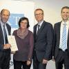 (ts)   Gabriele Kram ist seit 40 Jahren in der Steuerkanzlei Kost und Partner beschäftigt. Kram hat 1974 die Ausbildung zur Steuerfachangestellten in der Kanzlei begonnen. Nach dem Abschluss wurde sie übernommen. Sie betreut mittelständische Unternehmen und übernimmt deren Buchhaltung, erstellt die Jahresabschlüsse und erledigt die Steuererklärungen. Wegen ihrer großen Erfahrung ist Gabriele Kram ein Garant für langjährige Kundenbeziehungen, hieß es in der Laudatio. Die Leitung der Steuerkanzlei dankte ihr für den außergewöhnlichen Einsatz. Im Bild (von links), Jürgen Hofmann, Gabriele Kram, Gunther Kost und Bernd Geis.