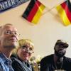 Besuch bei den Freien Turnern Würzburg: Gründen-Politikerin Claudia Roth (Mitte) informierte sich über das Projekt „Sport ohne Grenzen“, zu dem auch Asylbewerber Madiama Diop (rechts) gehört.