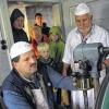 Büchsenwurst: Michael Weber, überwacht von Hausmetzger Edgar Landgraf, verschließt eine gefüllte Dose mit der Dosenverschließmaschine Lancio Trumpf. FOTO: Federlein
