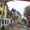 (mi)   Mit der geballten Kraft von zwei mächtigen Baggern erfolgte jüngst der Startschuss für die künftige Neugestaltung der Ortsmitte Rimpars. Vorher hatte man schon die angrenzende Holzhalle abgebaut; nun wurde das frühere Postgebäude in der Hofstraße 1 abgerissen. Die voraussichtlichen Kosten für die neue Ortsmitte sind mit zwei Millionen Euro veranschlagt: Bistrogebäude (rund 407 000 Euro), zentraler Platzbereich (773 000 Euro), Niederhoferstraße mit Parkplatz (400 000 Euro), Zugang zur Pleichach (200 000 Euro) und Erneuerung der Brücke (325 000 Euro). Die Arbeiten für den notwendigen Ausweich-Parkplatz auf dem Gelände der ehemaligen Bäckerei Nöth sind fast abgeschlossen.Foto: Kurt Mintzel