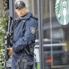 Den Finger am Abzug: Ein Polizist in der Nähe des Ortes, an dem ein kanadischer Soldat und dessen Mörder starben.