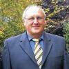 (che)   Auf 40 Arbeitsjahre bei der BayWA Agrar blickt Meinrad Hofmann (Mitte) zurück. Dafür wurde er nun von Elmar Straub (links), Leiter der Kompetenzregion Rhön-Grabfeld, und Gunnar Metz, Vorsitzender des Gesamtbetriebsrates, geehrt. Meinrad Hofmann begann seine Ausbildung am 1. September 1974 in der BayWa Bad Königshofen und blieb bis jetzt diesem Standort treu. Inzwischen ist der zum Leiter Betrieb Agrar aufgestiegen. Lobende Worte erhielt der Jubilar bei der Feier auch von Spartengeschäftsführer Reinhard Stierkorb.