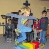 (mr)  60 evangelische und katholische Kinder im Alter von sechs bis zwölf Jahren nahmen beim ökumenischen Kinderbibeltag die Bibel einmal ganz wörtlich und übersprangen mit Gottes Hilfe sichtbare und unsichtbare Mauern. Dazu gehörte auch der symbolische Sprung über die Mauer, der einem durch Liebe, Freundschaft, Hoffnung und Gottvertrauen erleichtert wird. Im zweiten Teil spielte das Mitarbeiterteam die Geschichte vom Gelähmten vor, der von seinen Freunden durchs Dach hindurch zu Jesus gebracht wird. Bei der Schlussandacht in der katholischen Pfarrkirche bedankten sich Pfarrerin Kirsten Müller-Oldenburg und Gemeindereferent Bernd Müller bei ihren neun Mitarbeitern mit einem kleinen Magnet-Engel, bestätigt vom großen Applaus der Teilnehmer.