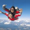 Tandem-Freuden: Hier befindet sich Carsten Engelbrecht als Tandemmaster mitten in seinem Element. Zusammen mit seinem „Passagier“, Bruder Philipp Engelbrecht, genießt er den freien Fall und die atemberaubende Aussicht.