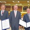 Verdiente Bürger: Altbürgermeister Rainer Fuchs (links) und sein langjähriger Stellvertreter Peter Patalong (rechts) wurden mit der Ehrenbürgerwürde der Gemeinde Rottendorf ausgezeichnet. Der amtierende Bürgermeister Roland Schmitt dankte beiden für ihr Engagement.