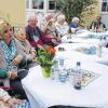 (plo)   Unter dem Motto „O' zapft is…“ stand das Oktoberfest der Seniorenresidenz Dettelbach, zu dem Einrichtungsleiterin Petra Farwick die Besucher mit einem Lebkuchenherz  begrüßte. Alleinunterhalter Thilo Gernert sorgte mit Gesang und Musik für den musikalischen Rahmen. Dazu reichte das Team der Seniorenresidenz bayerische Schmankerl. Höhepunkt des Tages war die Ehrung langjähriger Mitarbeiter, die neben Blumenstrauß und Urkunde auch Einkaufsgutscheine überreicht bekamen, heißt es in einer Mitteilung der Seniorenresidenz. Einen Präsentkorb erhielten zwei Senioren geschenkt, die bereits seit zehn und 15 Jahren in der Einrichtung leben. Am Ende des Nachmittags gab es von Bewohnern, Angehörigen und Gästen Lob für alle Verantwortlichen, die für eine gelungene Veranstaltung gesorgt hatten.