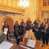 Toller Chor, toller Klang: Der 28-köpfige Kammerchor des Kirchenkreises Meiningen unter der Leitung von Sebastian Fuhrmann begeisterte auf Einladung des Orgelbaumuseums Schloss Hanstein in der Sankt-Michaels-Kirche der Ostheimer Kirchenburg.