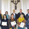 Dienst für die Kirche: Nach einem Einführungstag für neue Kommunionhelfer überreichte Michael Pfeifer (hinten links), vom Liturgiereferat der Diözese Würzburg, die Urkunden an die neuen Kommunionhelfer. Von links in der vorderen Reihe Sandra Bühner (Sandberg), Tina Söder (Waldberg) von der Pfarreiengemeinschaft Walddörfer, Nicole Tönjann (Bischofsheim), PG „Um den Kreuzberg“, Judith Schleicher (Hendungen) von der PG Franziska Streitel, Tanja Bozinovic (Hammelburg) vom Dekanat Hammelburg. Hintere Reihe von links Maria Wirsing (Heustreu), PG um den Michaelsberg, Heike Guck (Sulzfeld), PG Westliches Grabfeld, Klaus Illig (Heustreu), PG Um den Michaelsberg, und Oliver Sitzmann (Bastheim), PG Besengau. Nicht auf dem Bild Hanns Friedrich und Michel Löhr (Bad Königshofen), PG Grabfeldbrücke.