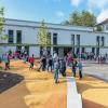 Fügt sich gut in das Ensemble ein: Die neue Doppelsporthalle der Frieden-Mittelschule. Das Geld reichte auch noch für ein Spielefeld.