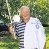 Erinnert sich noch gut an das Ereignis: Hans Först aus Hofheim mit der Original-Fackel, mit der er 1972 das olympische Feuer trug. Über seiner Schulter hängt das Shirt, das er damals anhatte.