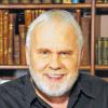 (jck)   Gunther Emmerlich singt und liest aus seinen Büchern. Am Donnerstag, 17. Oktober, ist er um 19.30 Uhr zu Gast im Augustinum. Emmerlich hat viele Berufe: 20 Jahre lang war er Ensemblemitglied an der Dresdner Semperoper, wo er mit seinem ausgeprägten Bass als Sarastro in Mozarts Zauberflöte Erfolge feierte. Er gibt mit Solisten der Sächsischen Staatskapelle klassische Liederabende und Kirchenkonzerte, er jazzt und swingt mit der „Semper House Band“, interpretiert Chansons oder  moderiert Fernsehsendungen. 2007 hat sich Gunther Emmerlich dem Schreiben zugewandt. Sein erstes Buch, „Ich wollte mich mal ausreden lassen“, wurde ein Bestseller. Es folgte „Zugabe“, in dem er noch mehr aus seinem abwechslungsreichen Leben erzählt. Nun singt Emmerlich bekannte Lieder und liest aus den beiden Büchern. Reservierung unter  (0 97 21) 72 40.