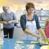 Hier wird fränkisch gekocht: Hauswirtschaftslehrerin Ursula Seufert (vorn) hatte viel typische Rezepte mitgebracht.