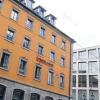 Eine Bank stellt sich neu auf: Die Filiale der HypoVereinsbank an der Ecke Schönborn-/Eichhornstraße bleibt auch langfristig erhalten und wird am 17. November nach Umbau wiedereröffnet. Rechts: Das neue Geschäftshaus Hof Emeringen.