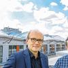 Freuen sich über den Bayerischen Energiepreis: Wissenschaftlicher Leiter Prof. Dr. Vladimir Dyakonov (links) und Bereichsleiter Dr. Hans-Peter Ebert vor dem preisgekrönten Energie Effizienz Center.