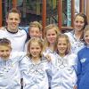 (faf)   Die Nachwuchsschwimmer des SV Würzburg 05 haben bei den bayerischen Jahrgangsmeisterschaften in Erlangen insgesamt 52 Mal Edelmetall (26 Gold-, 15 Silber- und 11 Bronzemedaillen) gewonnen und belegten so im Medaillenspiegel hinter Gastgeber SSG Erlangen (39/25/33) und dem SSV Nürnberg (30/14/13) Rang drei. Unser Bild zeigt die erfolgreichen Starter des SV 05: (hinten von links) Trainer Andreas Schmitt, Sebastian Beck (Jahrgang 2000; 3 x Gold/3 x Silber), Maximilian Beck (1995; 1/2/0), Moritz Winterroth (1998; 1/0/1), Isabell Neumann (1995; 3/2/0), Leonie Beck (1997; 4/2/0), Saskia Roth, Trainer Frank Laudam sowie (vorne von links) Alina Jungklaus (1998; 4/2/0), Jan Laudam (2001; 3/2/2), Leonie Neumann, Laura Neumann (2001; 5/3/0), Pauline Weyer (2001; 1/2/3). Es fehlt Lena Kalla (Juniorinnen; 1/0/0).