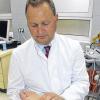 Messen des Fußpulses: Ob Durchblutungsstörungen vorliegen, überprüft Chefarzt Michael Dietrich unter anderem auch mit dieser Methode..